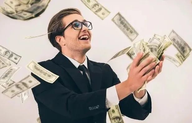 money talks金钱万能有点像中文里面的"有钱能使鬼推磨".3.