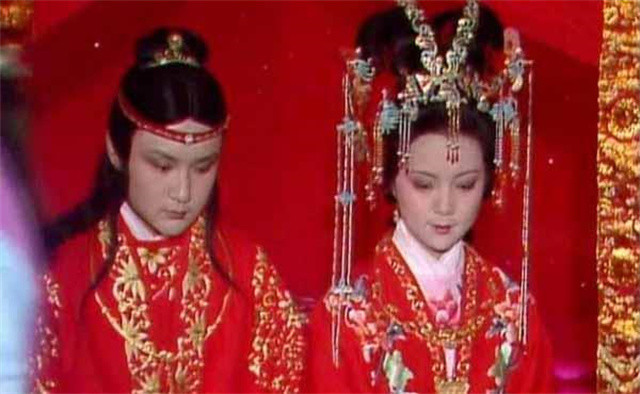 宝玉宝钗 隐瞒李纨的筹谋 李纨的守寡会为贾家挣得荣耀,但显然不足以