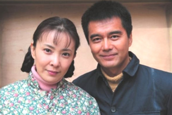 许亚军的第二任妻子是演员张晞,出演过《豆蔻年华》,《京都纪事》等