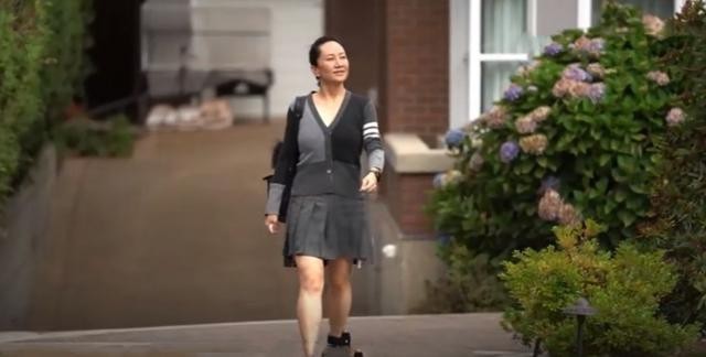 孟晚舟才是真时髦精穿百褶裙配运动鞋青春减龄嫩回高中生