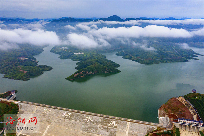 8月23日上午,雨过天晴的汝阳县前坪水库上空云海升腾,美不胜收.