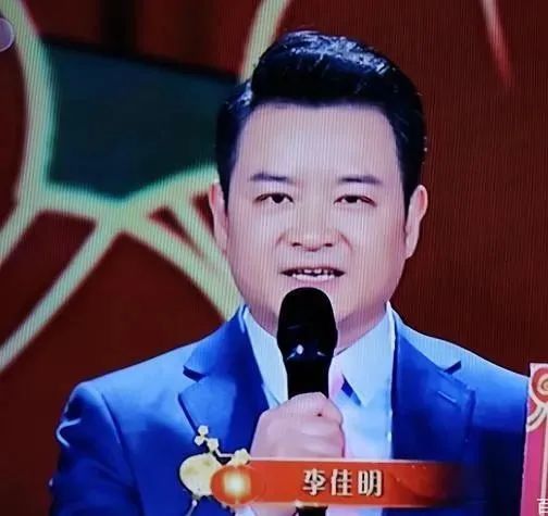 一言难尽央视知名主持李佳明因一句话辞职央视远赴美国45岁现状如何