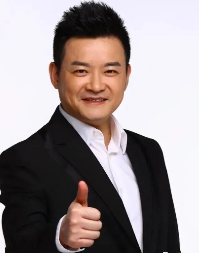 央视知名主持李佳明,因一句话辞职央视远赴美国,45岁现状如何