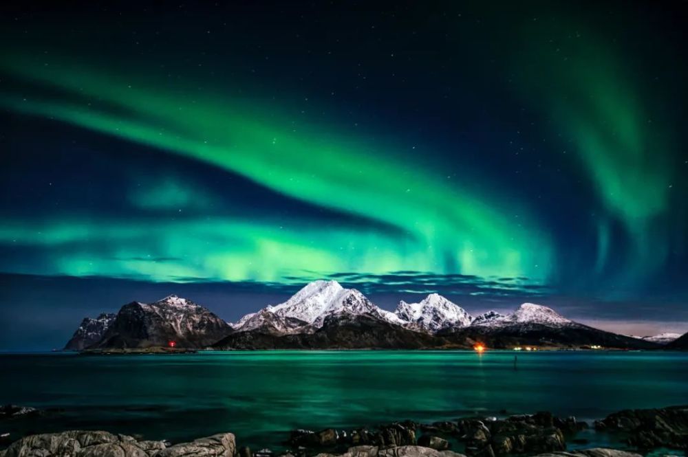 "今日英语短文"southern lights-南极光