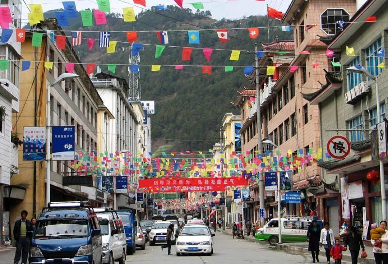 住在贡山县城可以游览贡山境内著名的旅游景点,贡山县的独龙江风景区