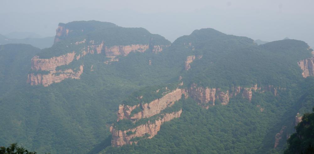 据说是中国最大最完整的回音壁也是嶂石岩地貌所在地