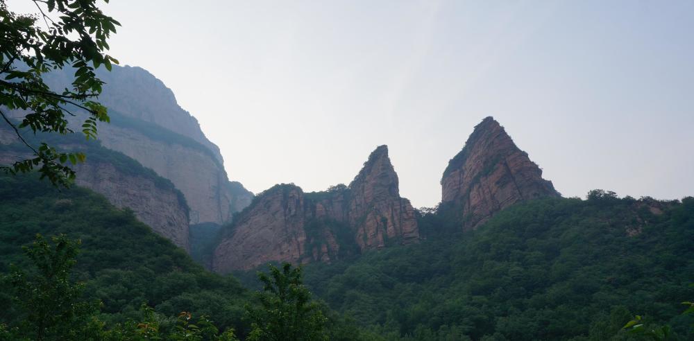 据说是中国最大最完整的回音壁也是嶂石岩地貌所在地