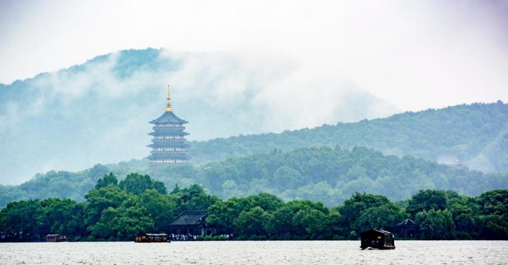 杭州西湖最有名的白堤,白蛇故事发生在此,旁边的孤山路景色迷人