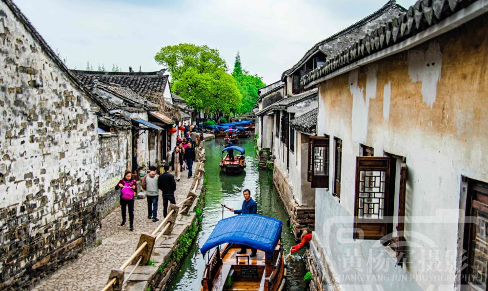 周庄,是一座江南小镇,有"中国第一水乡"之誉,是国家首批5a级景区.