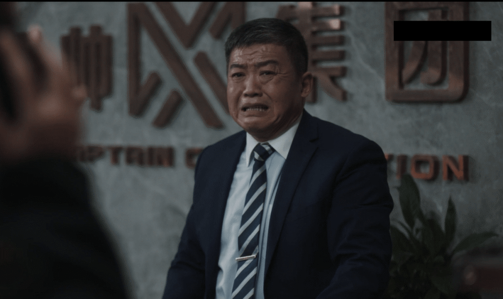 在海哥查账查得焦头烂额时,李成阳"接到了"市长的电话,自导自演一番