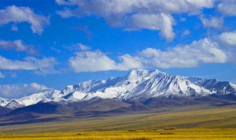 受高原寒冷气候影响,祁连山在海拔4200米以上的高山地带终年积雪,形成