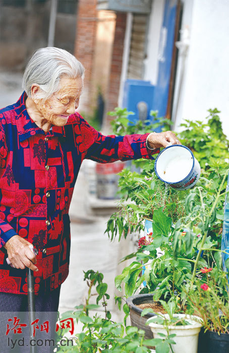 洛龙区101岁的张秀婷:缝缝补补的日子 平平淡淡的幸福