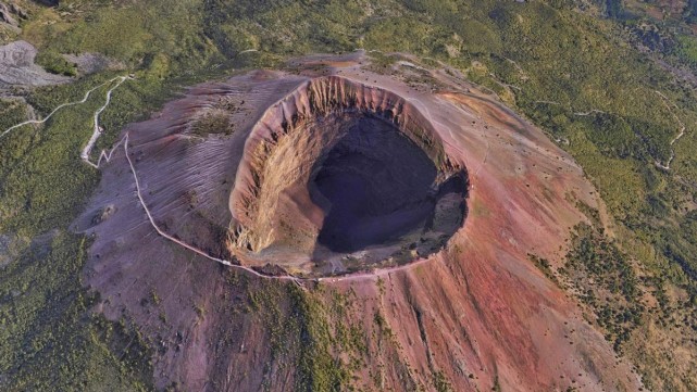 休眠火山是指有史以来曾经喷发过,但长期以来处于相对静止的状态,这类