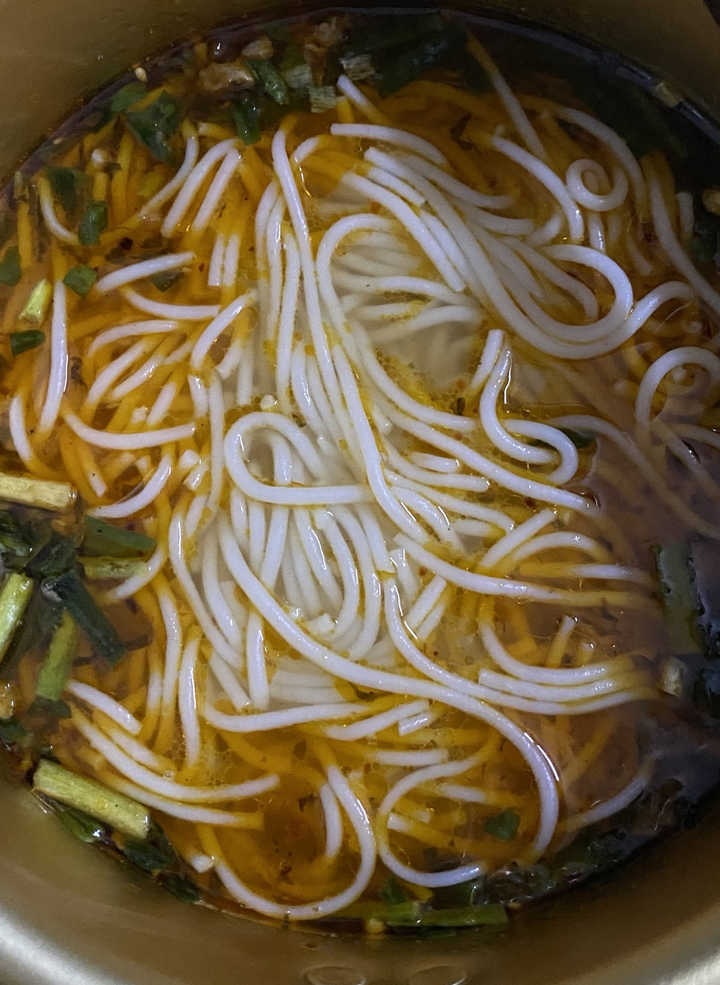 江苏的米粉肯定就是鸭血粉色汤啦,多年在实体店吃过,汤特别鲜美