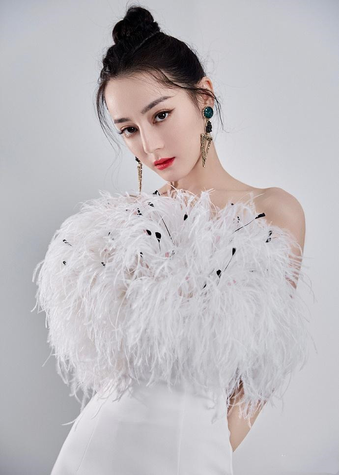 仙女!迪丽热巴穿羽毛短裙造型美艳 秀香肩美腿天鹅颈吸睛