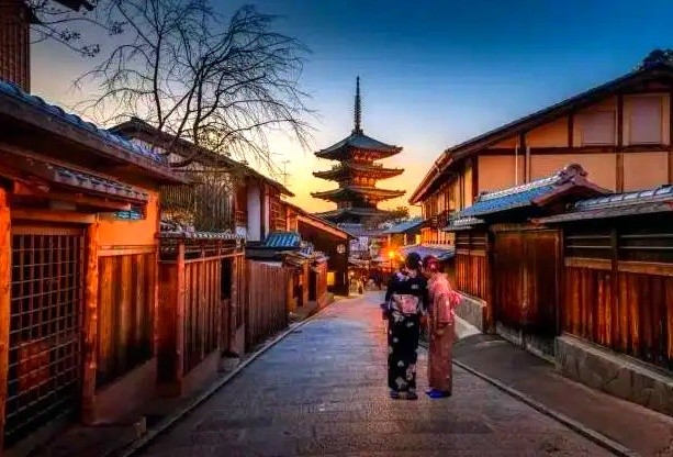 南京的隔壁,苏州日本风情街已经让国人够惊愕,一度连续几天登上热搜榜