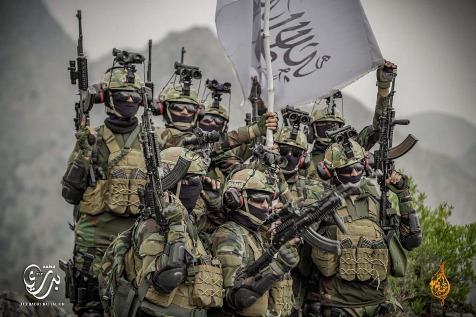 塔利班发布特种兵照片 穿美军装备仿举旗被指"嘲笑"美国