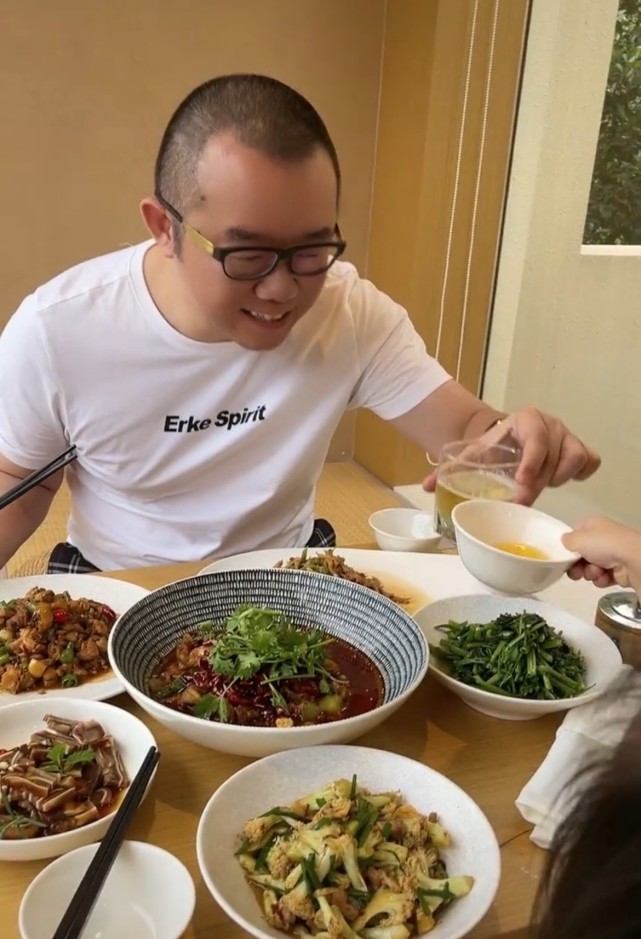 涂磊在豪宅吃午饭,窗外庭院面积堪比篮球场,妻子面相