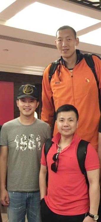 中国巨人孙明明:身高2.36米,8年前娶高1.9米妻子,如今怎么样了