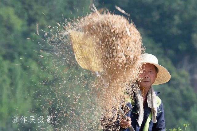 打麦场上庄稼汉