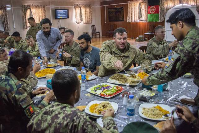 阿富汗"变天"前,美军士兵经常到中企营地"蹭饭,有时甚至还开着坦克前