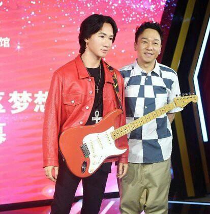 31岁黄家驹跌落舞台身亡,前女友为其守灵,为何会被批猫哭耗子?