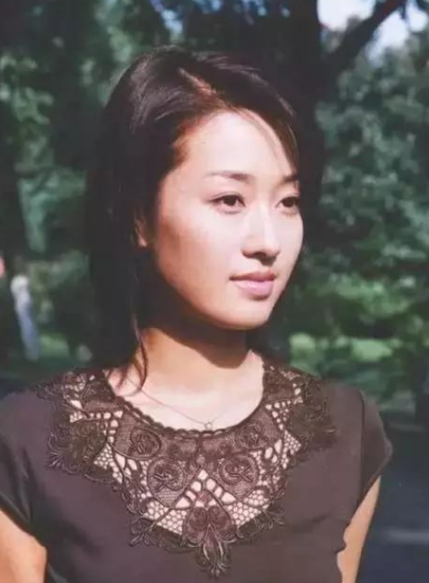 02 一代才女,感情经历严歌苓,作为一个美貌出众,气质逼人的才女,很多