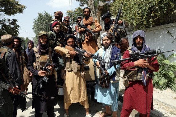2021年8月19日,塔利班武装人员在喀布尔摆拍的照片 (美联社)