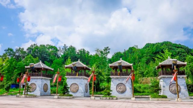 揭开神秘的仡佬族面纱 进入景区,写着"九天母石"的石牌坊毅然出现在