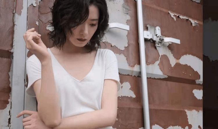 万茜光脚拍大片,穿白色短袖清新脱俗,坐在地上摆拍氛围感十足