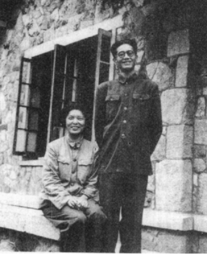 1952年,乔冠华与龚澎在朝鲜开城 多年后,女儿乔松都忆过往,洋洋洒洒