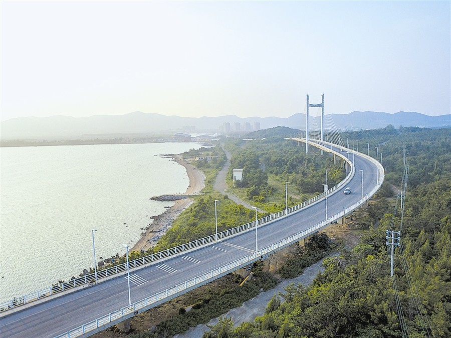 7.造型美观的金州湾大桥是滨海路上一道亮丽的风景线.