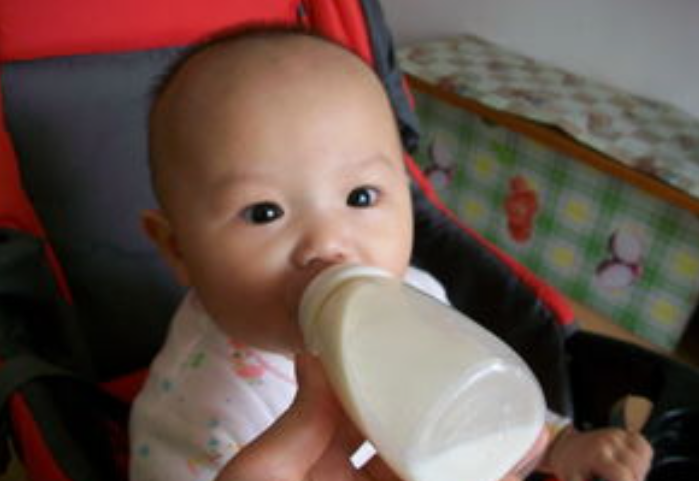 怎样让宝宝喝奶粉（怎样才能让宝宝喝奶粉的妙招）