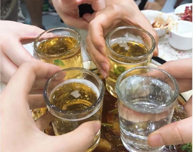喝白酒和喝啤酒哪个对身体伤害大来看一下