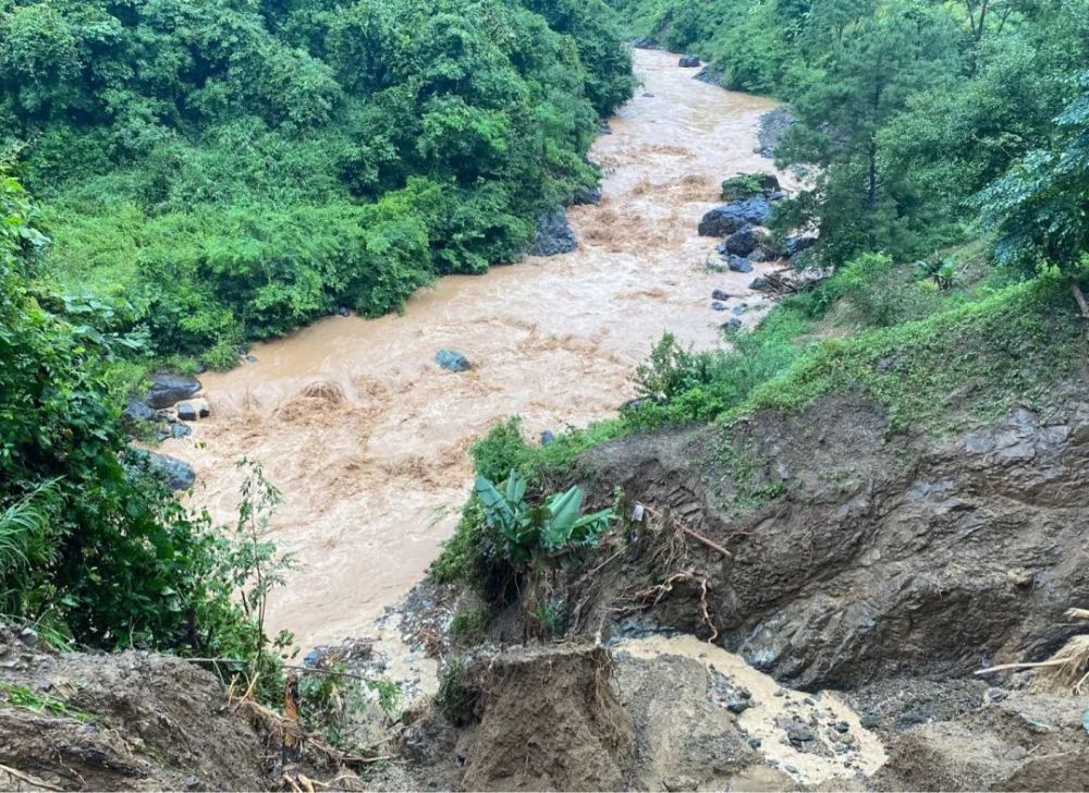 墨江两次升级暴雨红色预警,境内发生多处塌方泥石流