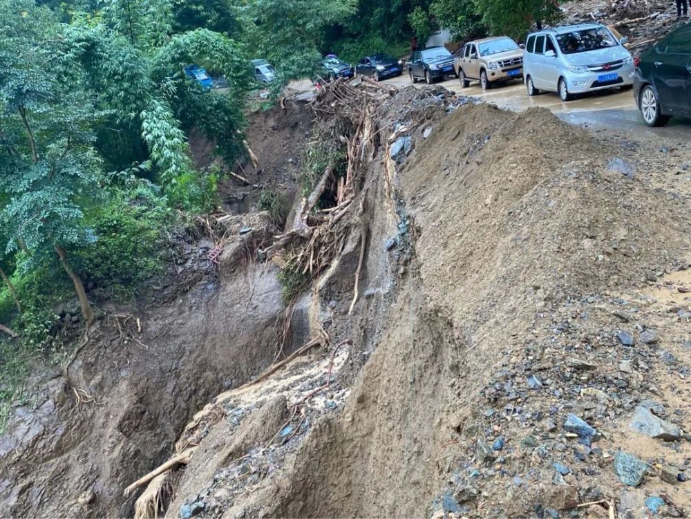 墨江两次升级暴雨红色预警,境内发生多处塌方泥石流