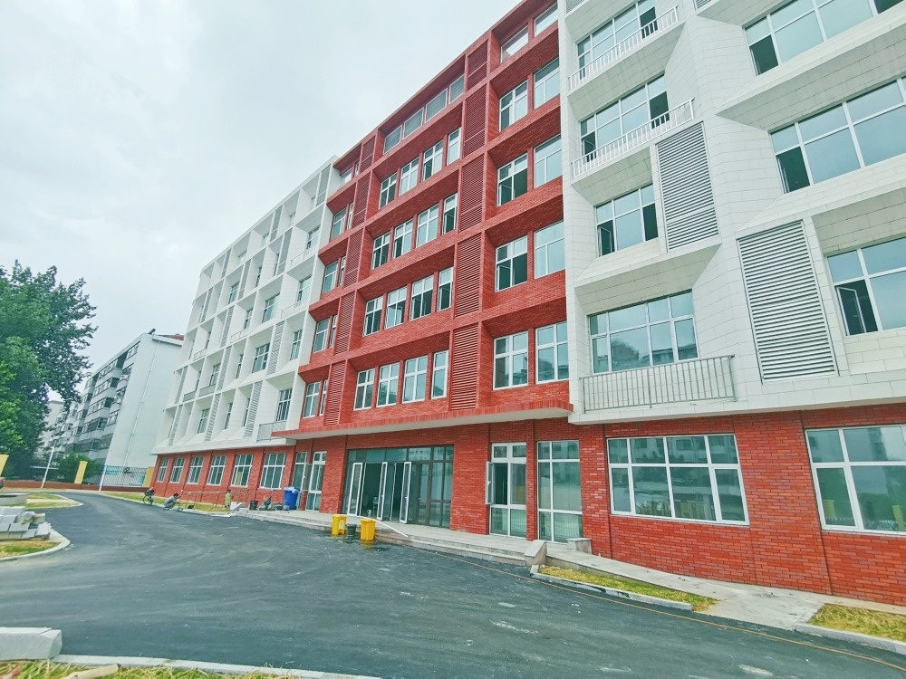潍坊高新智谷学校位于高新城市广场以南,是一所九年一贯制学校.