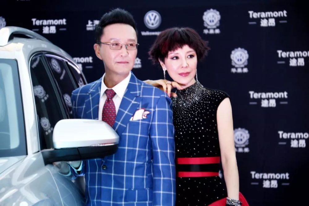 岳秀清和吴刚戏里各奔东西,戏外恩爱夫妻36年,每天都是初恋的甜