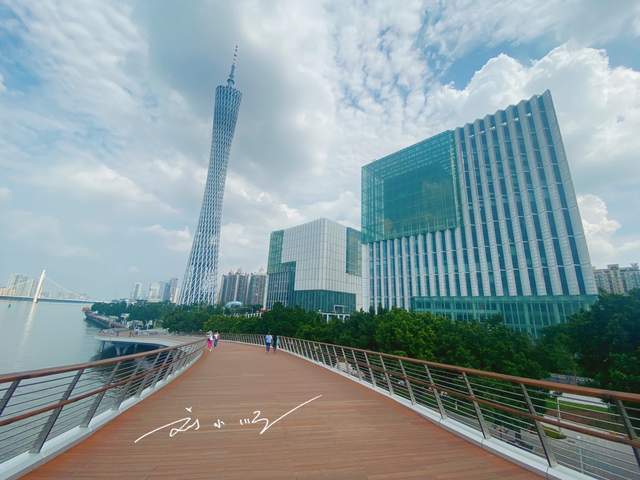 广州市中心有一座特别的人行桥,刚开通没多久,已成为网红打卡点
