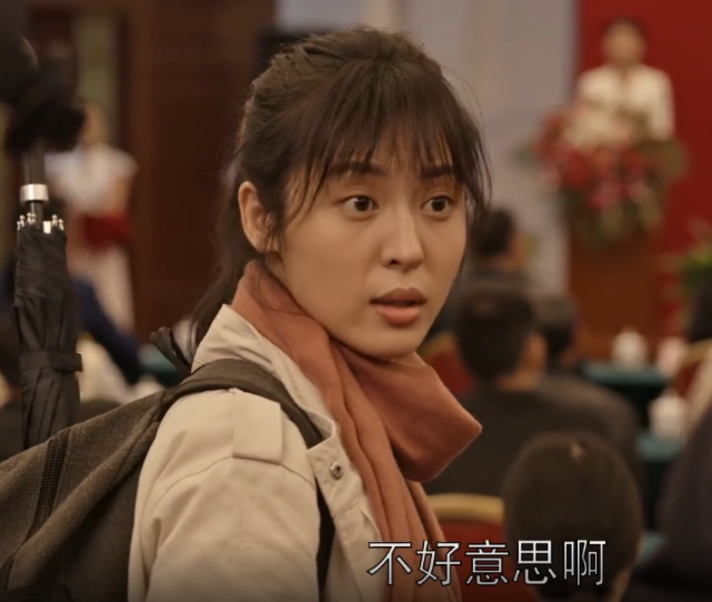 两人只见了短短的一次面,乔一成告诉她鞋带松了,小女孩绑完鞋带之后