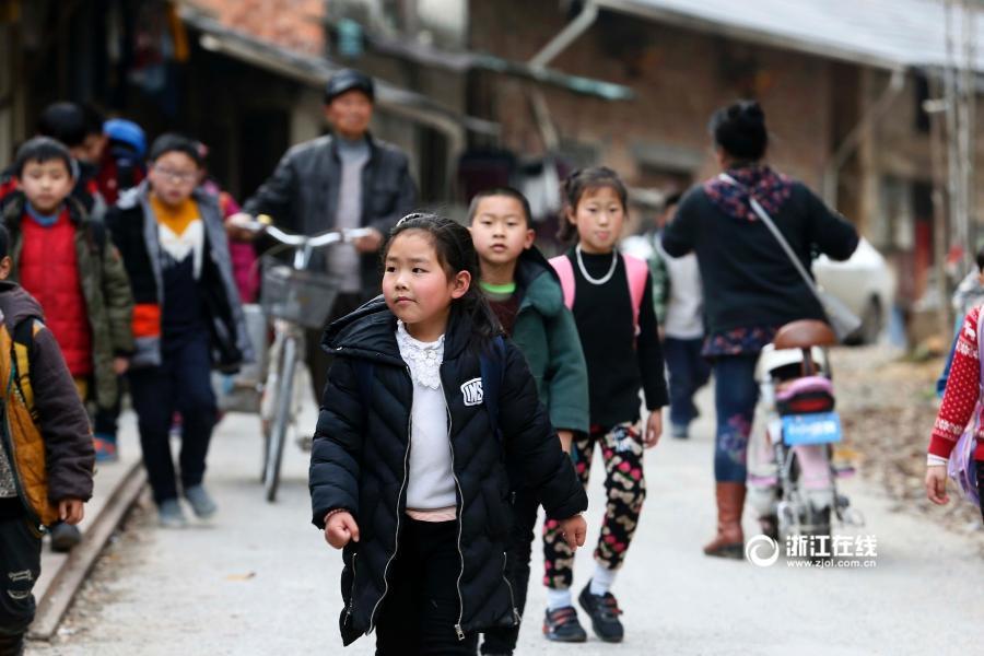 浙江现村娃陪读街 家长几十里外租房陪读