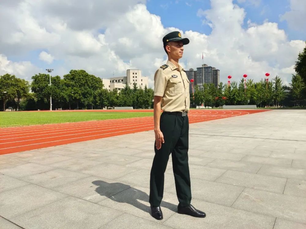 口令:稍息二,稍息"一正:站立的方向要正"一睁:眼睛自然睁大"三收"