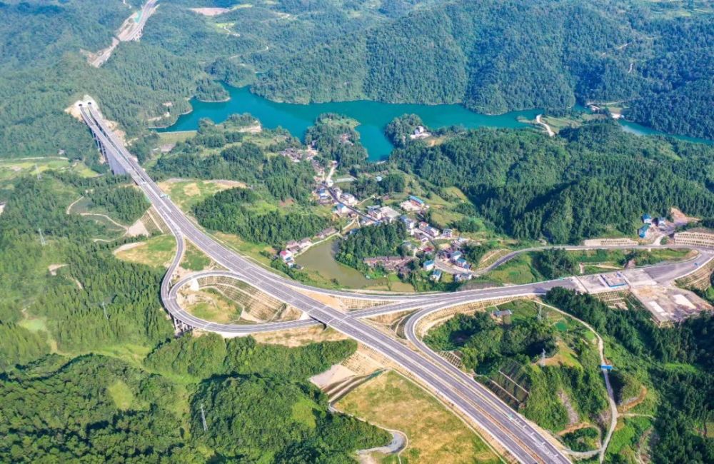 石阡至玉屏(大龙)高速公路一景.