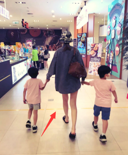 林志颖一家四口逛超市,陈若仪瘦得只剩一把骨头,腿和5岁儿子一样细