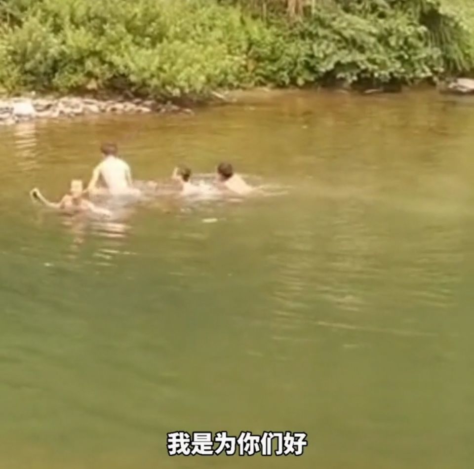 四名男孩河中游泳,路过男子劝他们赶快起来,结果却意想不到