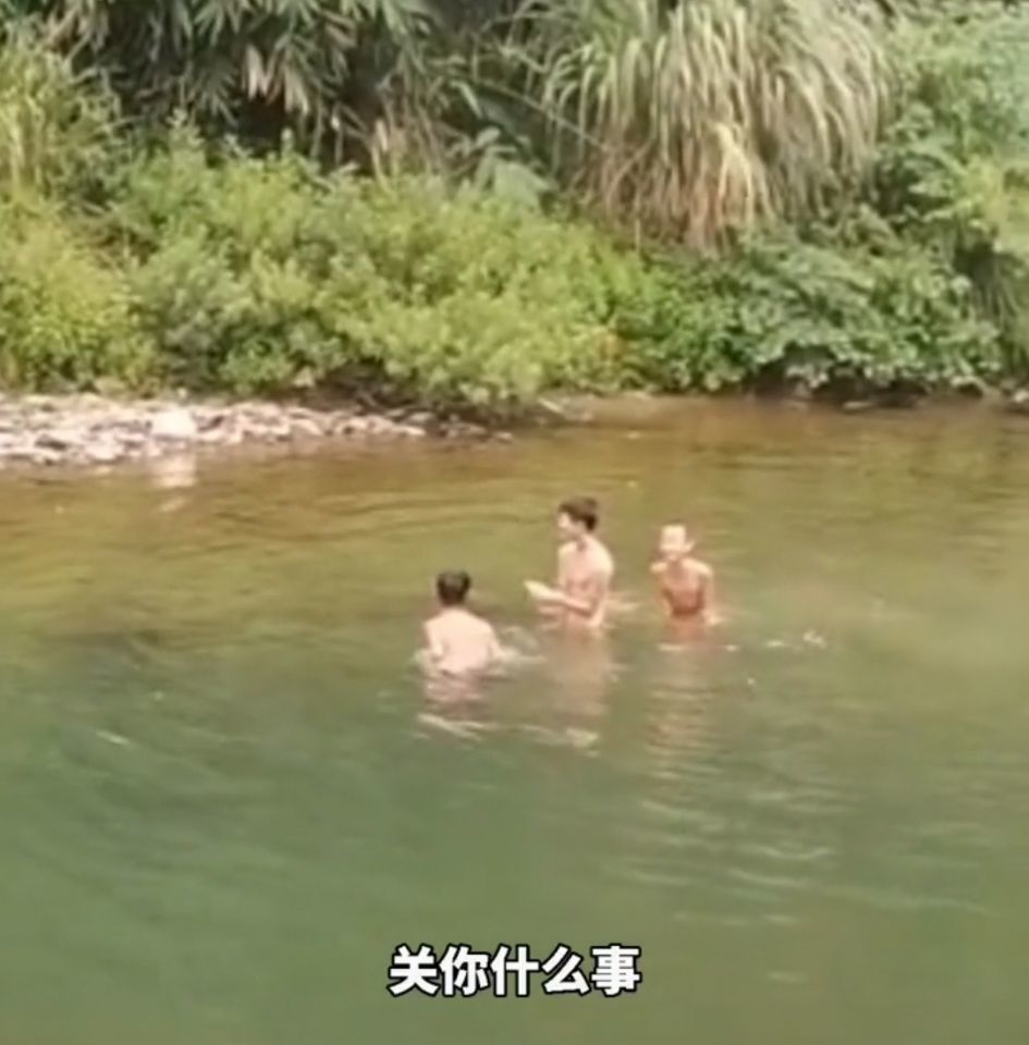 四名男孩河中游泳,路过男子劝他们赶快起来,结果却意想不到