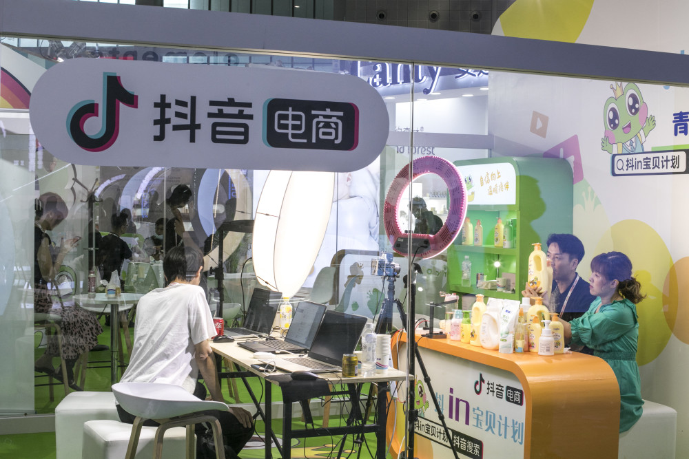818直播间累计304亿次观看 抖音电商"初生牛犊不怕虎"