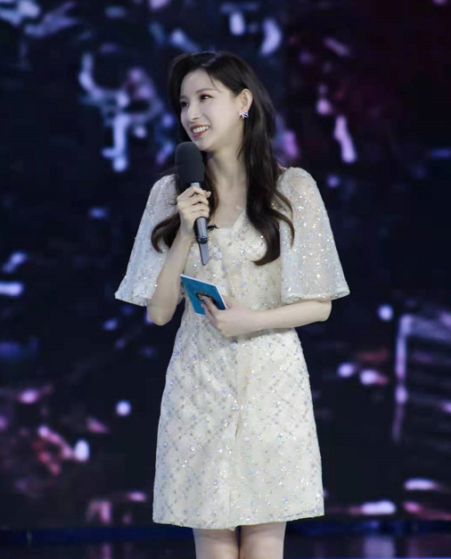 央视还藏着多少美女?马凡舒超模身材女团脸,穿西装裙