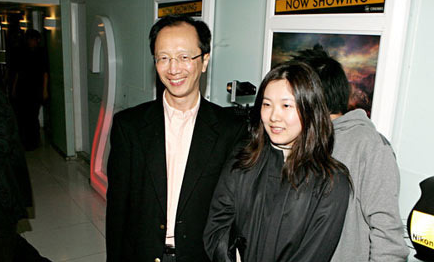 伏明霞女儿18岁生日,梁锦松赠送8千万豪宅,豪门的快乐好简单