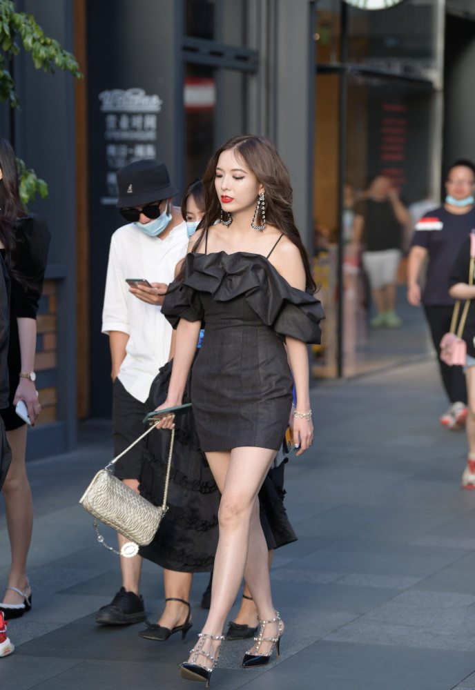 时尚小姐姐的连衣裙,甜美又性感,轻松穿出"走秀"的气场!